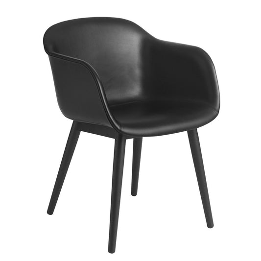 Muuto Fiber Chair Stuhl mit Armlehnen und Holzbeinen Black leather-black