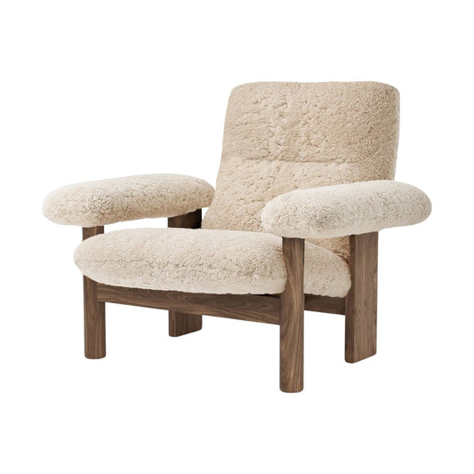 Audo Copenhagen Brasilia fåtölj Walnut-Nature sheepskin curly