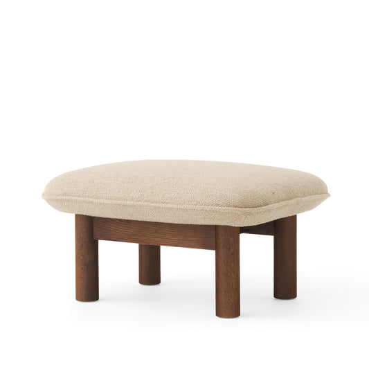 Audo Copenhagen Brasilia Fußhocker Stoff bouclé 02 beige, Dunkelgebeiztes Eichenholzgestell