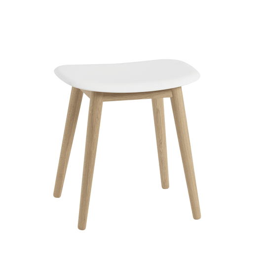 Muuto Fiber Hocker Natural white, Eichenholzbeine