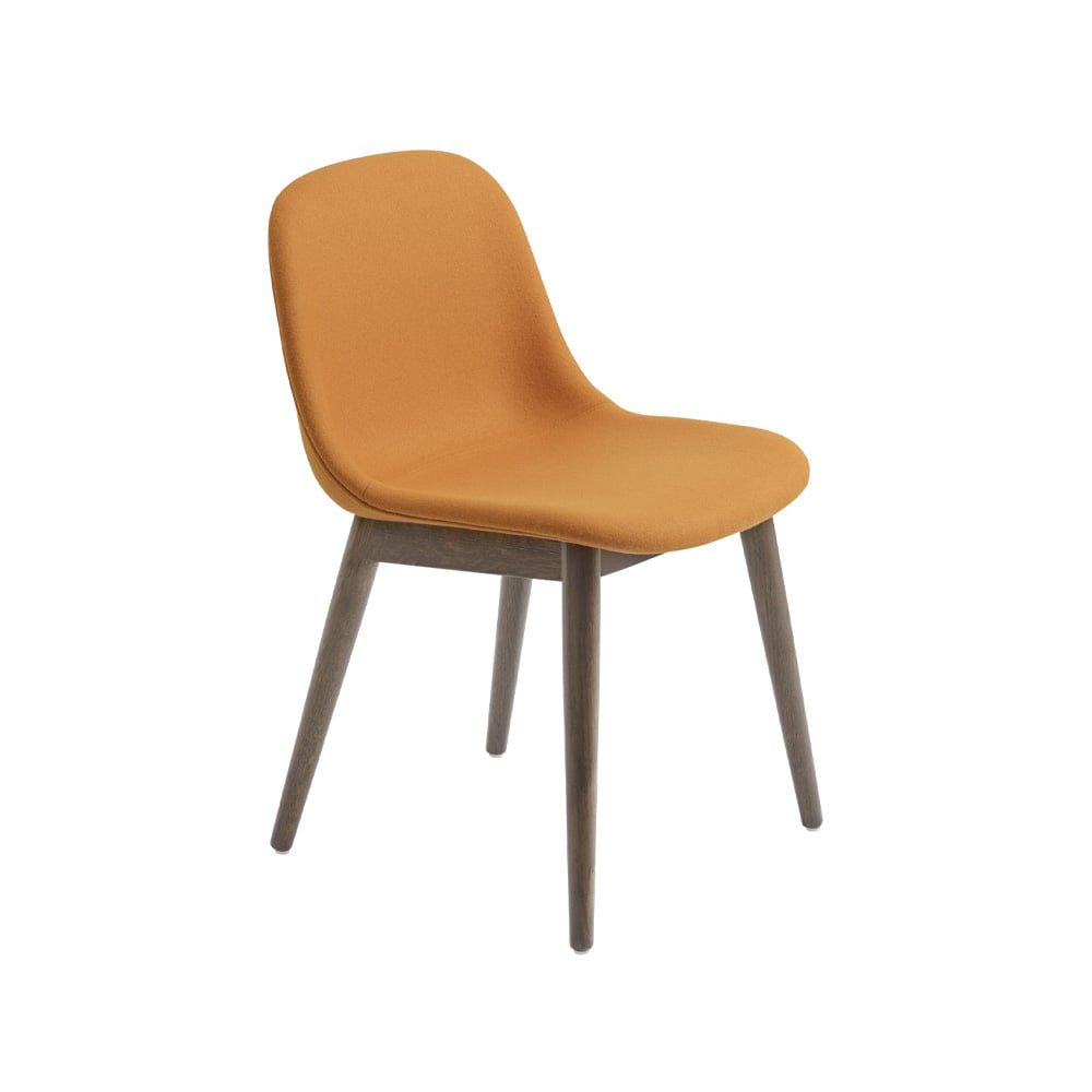 Muuto Fiber Stol med träben tyg hero 451 orange, brunbetsade ekben