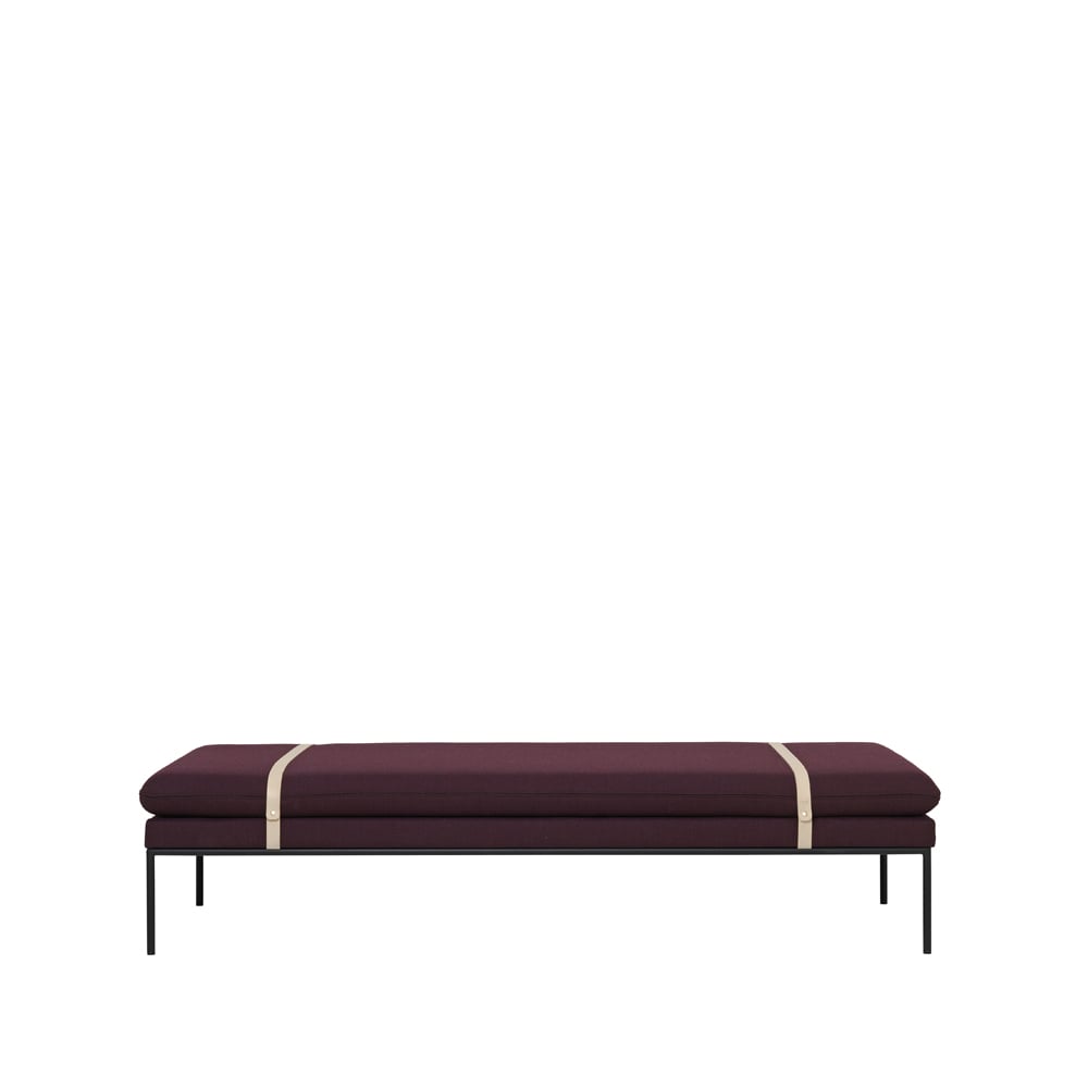 ferm LIVING Turn Tagesbett Stoff fiord by kvadrat bordeaux, Gestell schwarz