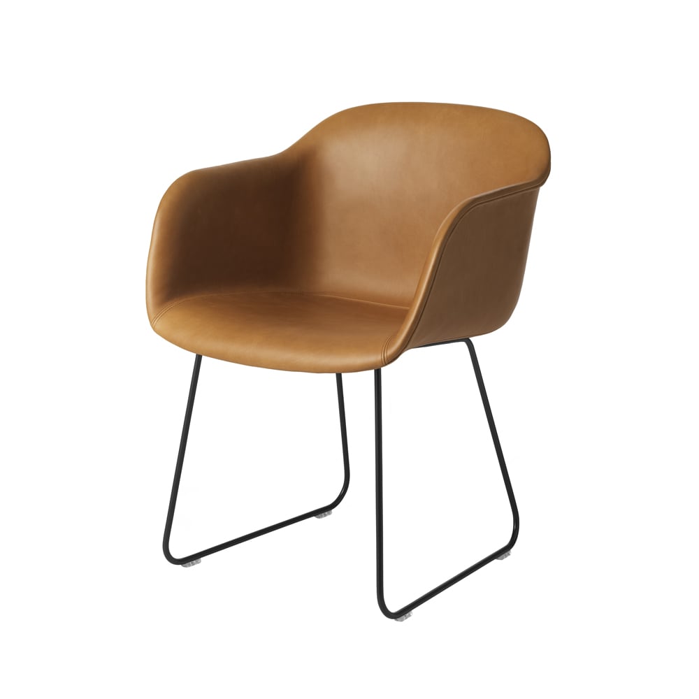 Muuto Fiber karmstol sled base Refine läder cognac-svart