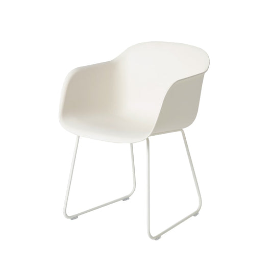 Muuto Fiber Armlehnstuhl sled base Natural white, Weißer Sitz