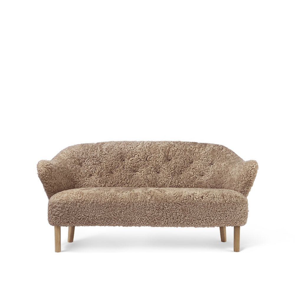 Audo Copenhagen Ingeborg 2,5-Sitzer Sofa Schaffell sahara, Eichenholzbeine natur