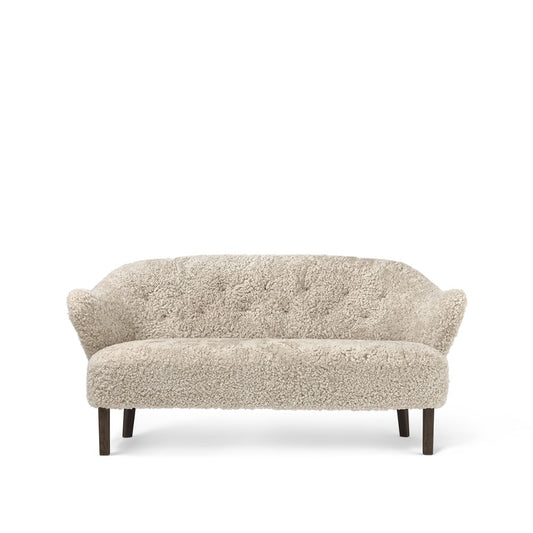 Audo Copenhagen Ingeborg 2,5-Sitzer Sofa Schaffell moonlight, Eichenholzbeine geräuchert