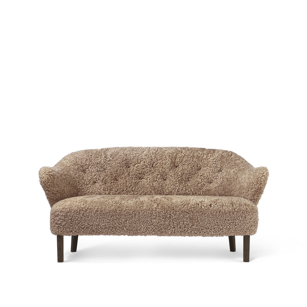 Audo Copenhagen Ingeborg 2,5-Sitzer Sofa Schaffell sahara, Eichenholzbeine geräuchert