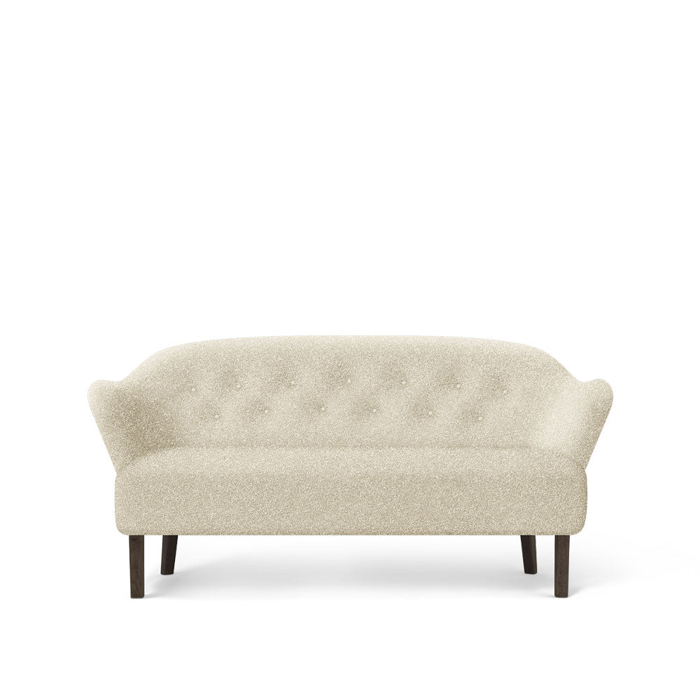 Audo Copenhagen Ingeborg 2,5-Sitzer Sofa Stoff sahcozero beige, Eichenholzbeine geräuchert