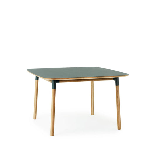 Normann Copenhagen Form Esstisch Green, Eichenholzbeine, 120 x 120cm