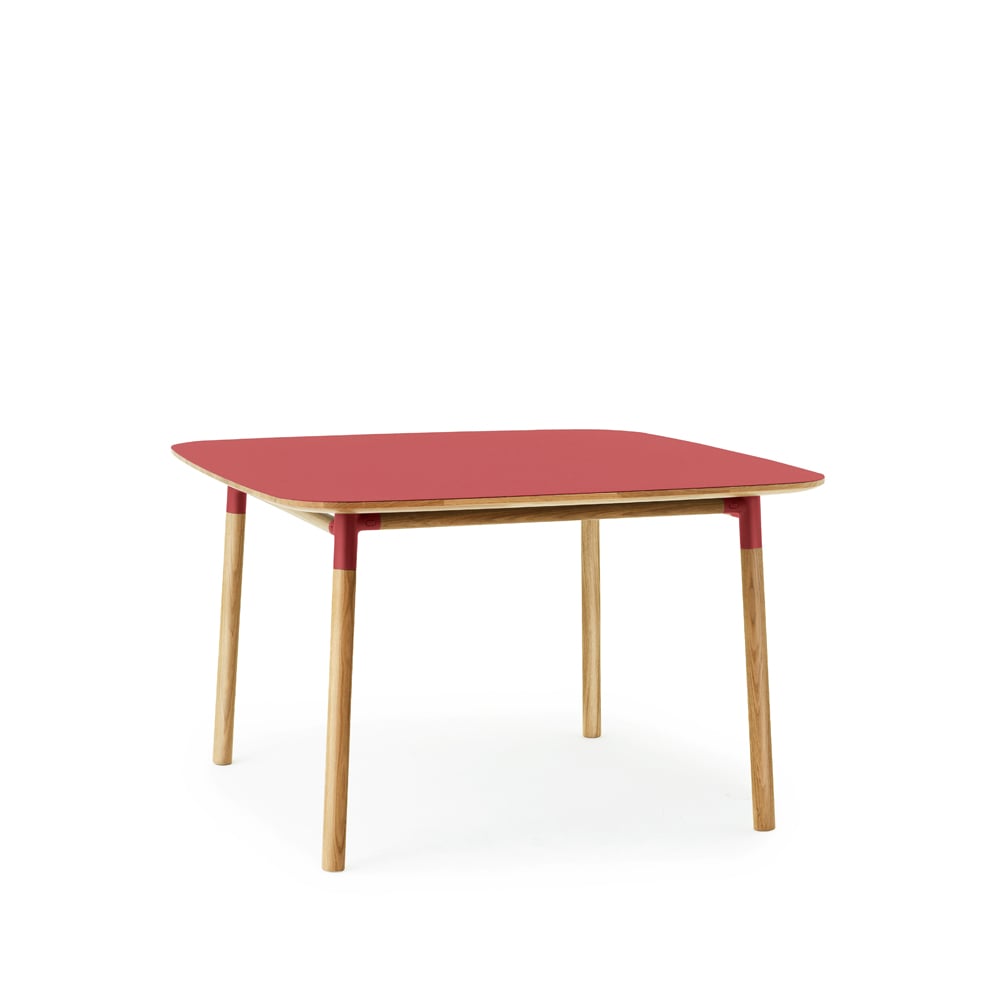 Normann Copenhagen Form Esstisch Red, Eichenholzbeine, 120 x 120cm